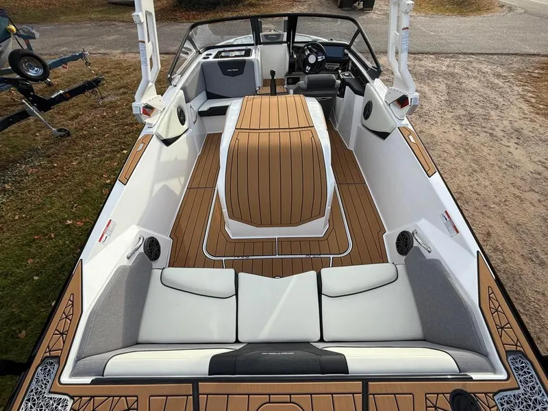 Slide: The Image of Nautique ski 200 2025 - 43