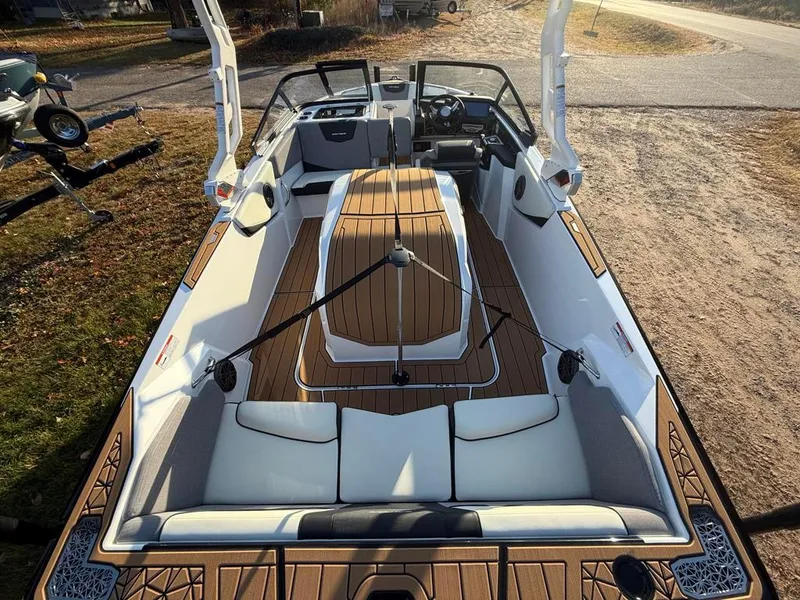 Slide: The Image of Nautique ski 200 2025 - 47