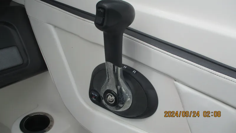 Slide: The Image of Throttle control lever on a 2016 Sea Ray 21SPX-OB boat. - 20