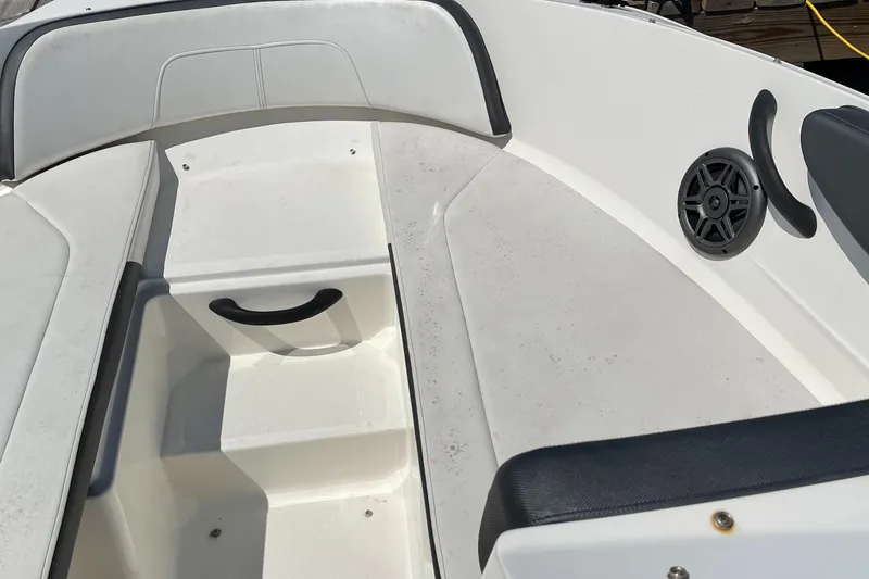 Slide: The Image of 2016 Sea Ray 21SPX-OB boat interior with seating and speaker. - 7