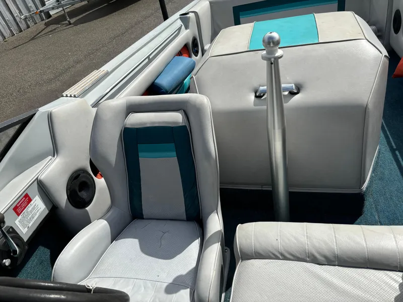 Slide: The Image of 1989 MasterCraft ProStar 190 boat interior with white and teal seating and ski pylon. - 5