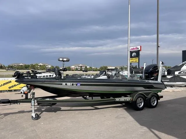 Slide: The Image of 2018 Skeeter ZX250 bass boat on trailer in outdoor dealership lot. - 1