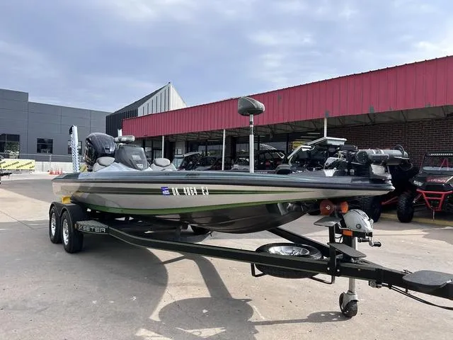 Slide: The Image of 2018 Skeeter ZX250 boat on trailer in outdoor dealership lot. - 15