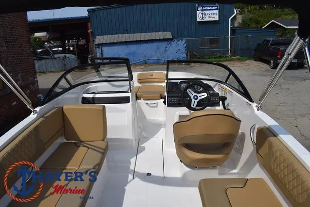 Slide: The Image of Bayliner VR4 Bowrider - Outboard 2025 - 10