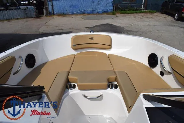 Slide: The Image of Bayliner VR4 Bowrider - Outboard 2025 - 11