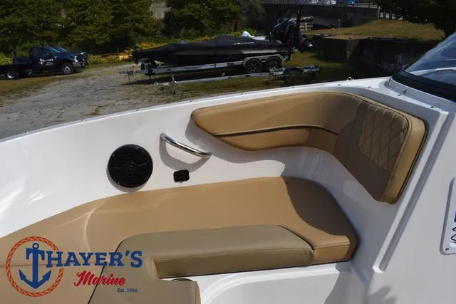 Slide: The Image of Bayliner VR4 Bowrider - Outboard 2025 - 12