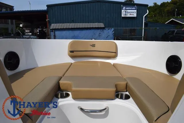 Slide: The Image of Bayliner VR4 Bowrider - Outboard 2025 - 13