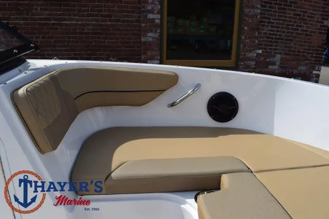 Slide: The Image of Bayliner VR4 Bowrider - Outboard 2025 - 14