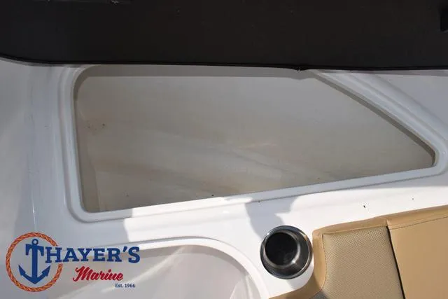 Slide: The Image of Bayliner VR4 Bowrider - Outboard 2025 - 15