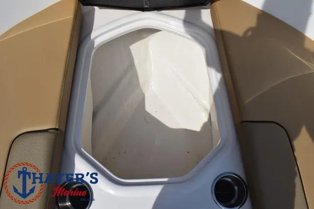 Slide: The Image of Bayliner VR4 Bowrider - Outboard 2025 - 16