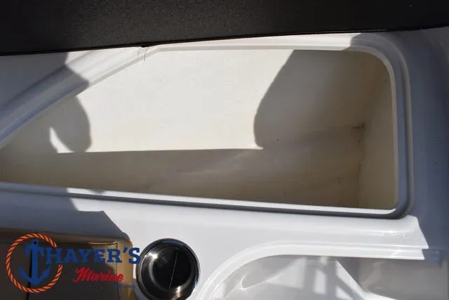 Slide: The Image of Bayliner VR4 Bowrider - Outboard 2025 - 17