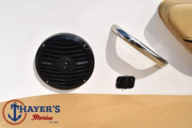 Slide: The Image of Bayliner VR4 Bowrider - Outboard 2025 - 18