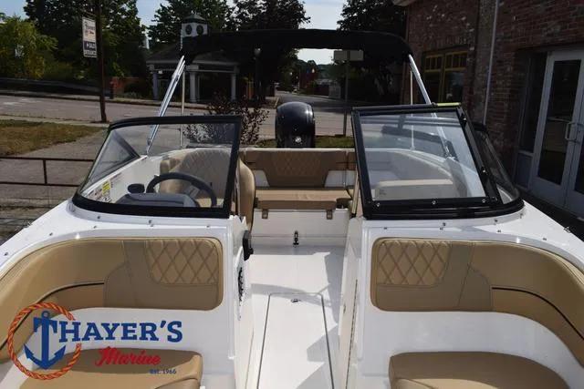 Slide: The Image of Bayliner VR4 Bowrider - Outboard 2025 - 19