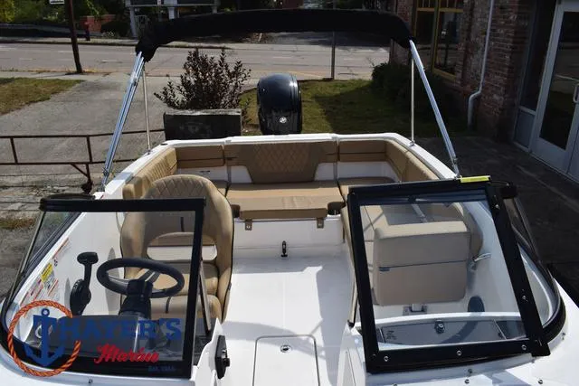 Slide: The Image of Bayliner VR4 Bowrider - Outboard 2025 - 20