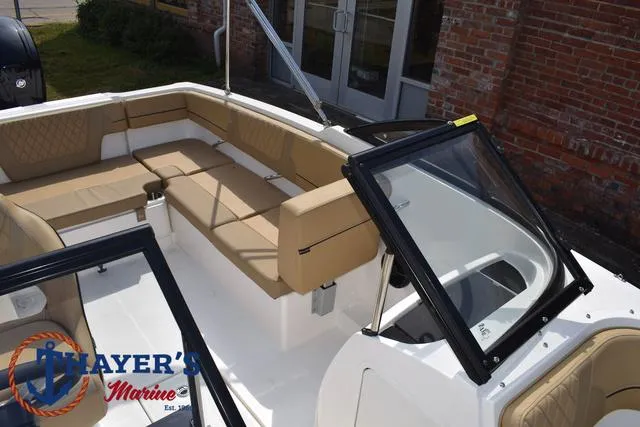 Slide: The Image of Bayliner VR4 Bowrider - Outboard 2025 - 21
