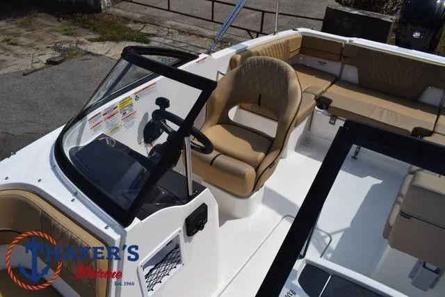Slide: The Image of Bayliner VR4 Bowrider - Outboard 2025 - 22