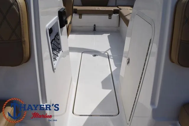 Slide: The Image of Bayliner VR4 Bowrider - Outboard 2025 - 23