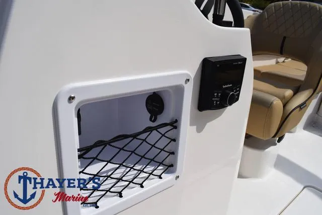 Slide: The Image of Bayliner VR4 Bowrider - Outboard 2025 - 24