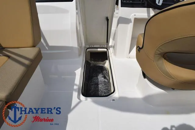 Slide: The Image of Bayliner VR4 Bowrider - Outboard 2025 - 25