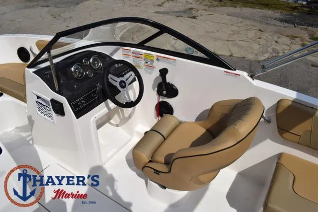 Slide: The Image of Bayliner VR4 Bowrider - Outboard 2025 - 27