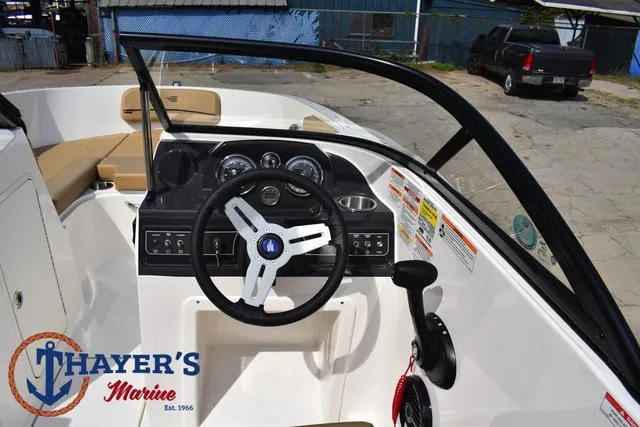 Slide: The Image of Bayliner VR4 Bowrider - Outboard 2025 - 28