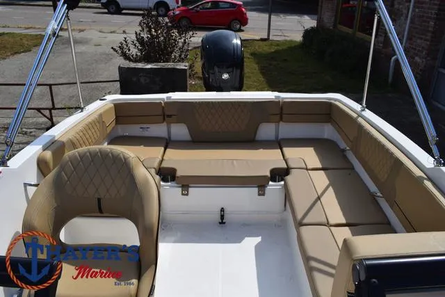 Slide: The Image of Bayliner VR4 Bowrider - Outboard 2025 - 31