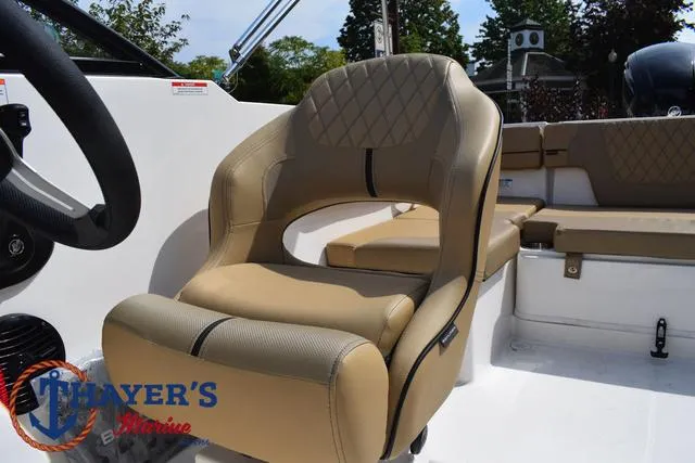 Slide: The Image of Bayliner VR4 Bowrider - Outboard 2025 - 32