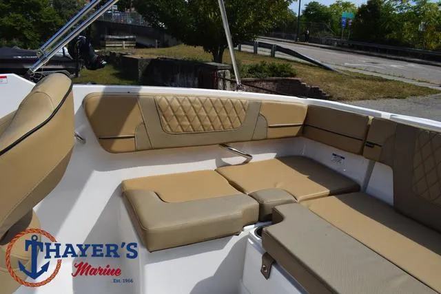 Slide: The Image of Bayliner VR4 Bowrider - Outboard 2025 - 35