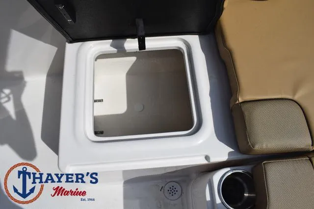 Slide: The Image of Bayliner VR4 Bowrider - Outboard 2025 - 37