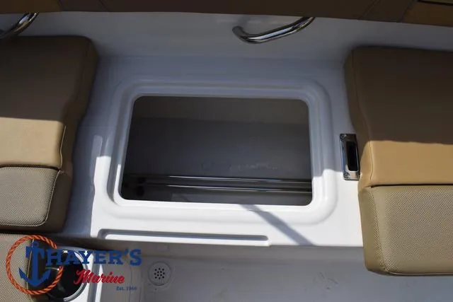 Slide: The Image of Bayliner VR4 Bowrider - Outboard 2025 - 40