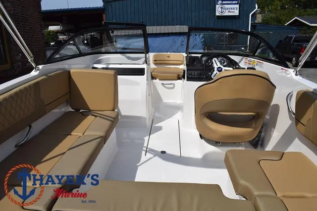 Slide: The Image of Bayliner VR4 Bowrider - Outboard 2025 - 43