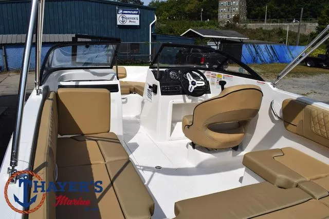 Slide: The Image of Bayliner VR4 Bowrider - Outboard 2025 - 44