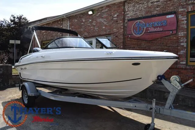 Slide: The Image of Bayliner VR4 Bowrider - Outboard 2025 - 45