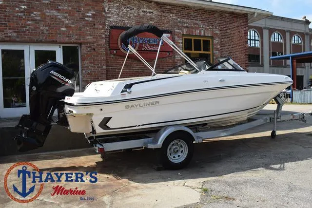 Slide: The Image of Bayliner VR4 Bowrider - Outboard 2025 - 47