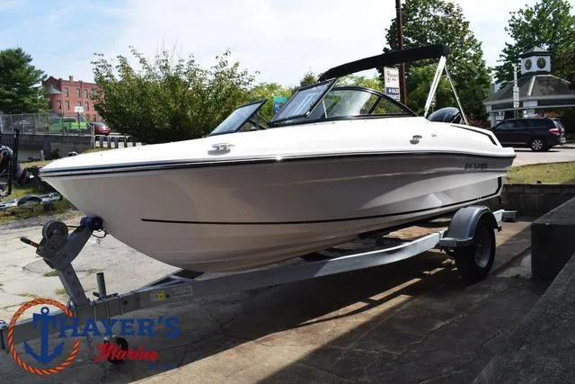 Slide: The Image of Bayliner VR4 Bowrider - Outboard 2025 - 7