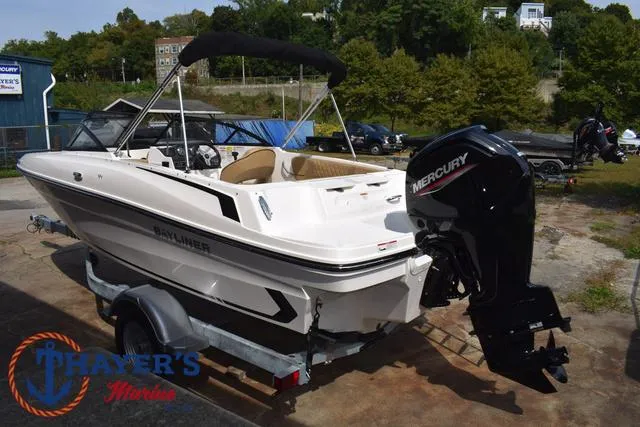Slide: The Image of Bayliner VR4 Bowrider - Outboard 2025 - 8