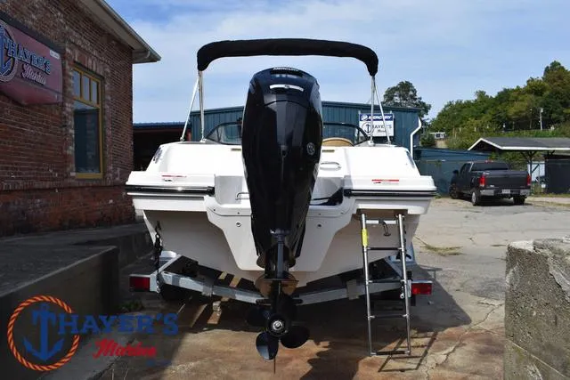 Slide: The Image of Bayliner VR4 Bowrider - Outboard 2025 - 9