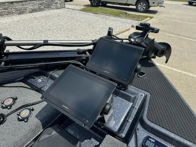 Slide: The Image of Phoenix Bass Boat 20 XE 2024 - 10