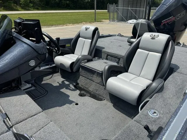 Slide: The Image of Phoenix Bass Boat 20 XE 2024 - 15