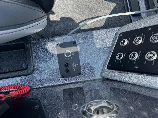 Slide: The Image of Phoenix Bass Boat 20 XE 2024 - 7