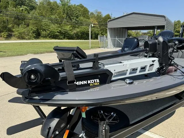 Slide: The Image of 2025 Skeeter ZXR 20 boat with Minn Kota Ultrex trolling motor. - 10