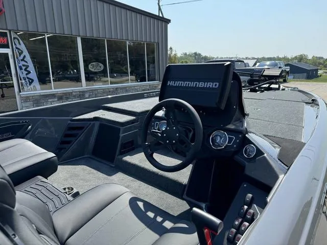 Slide: The Image of 2025 Skeeter ZXR 20 boat interior with Humminbird navigation system. - 5