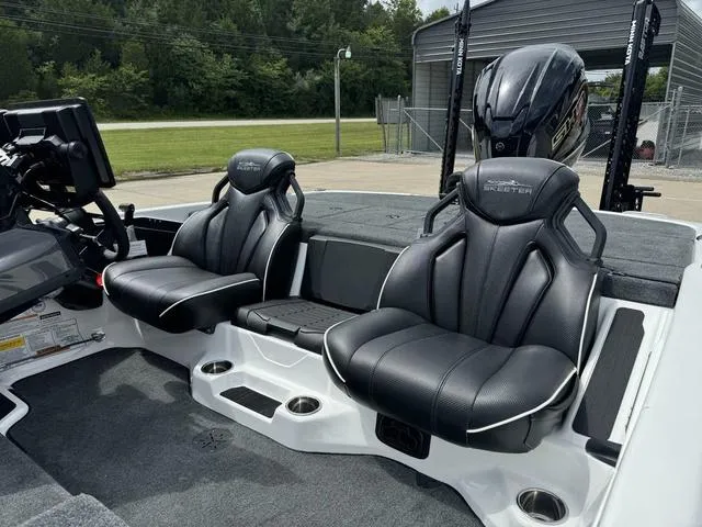 Slide: The Image of Skeeter ZXR20 2025 - 18