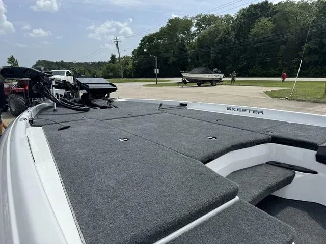 Slide: The Image of Skeeter ZXR20 2025 - 19