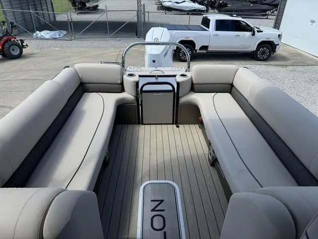 Slide: The Image of Avalon Catalina Quad Lounger Windshield 25 FT 2024 - 10