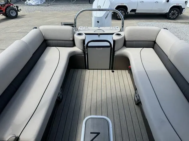 Slide: The Image of Avalon Catalina Quad Lounger Windshield 25 FT 2024 - 11