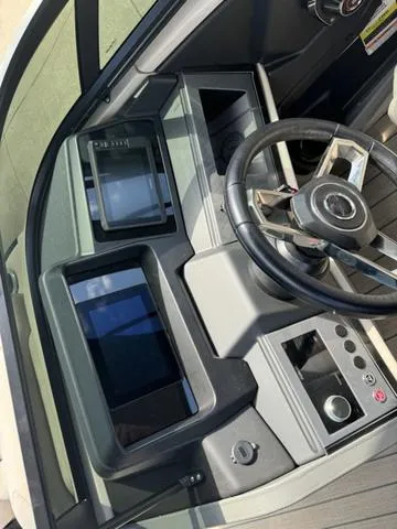 Slide: The Image of Avalon Catalina Quad Lounger Windshield 25 FT 2024 - 13