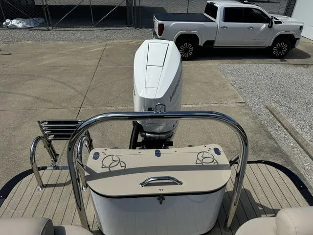 Slide: The Image of Avalon Catalina Quad Lounger Windshield 25 FT 2024 - 14