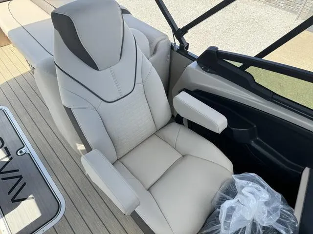 Slide: The Image of Avalon Catalina Quad Lounger Windshield 25 FT 2024 - 17