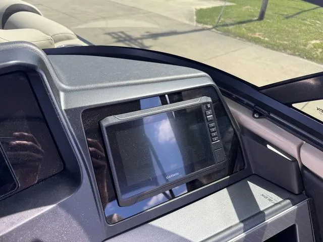 Slide: The Image of Avalon Catalina Quad Lounger Windshield 25 FT 2024 - 19